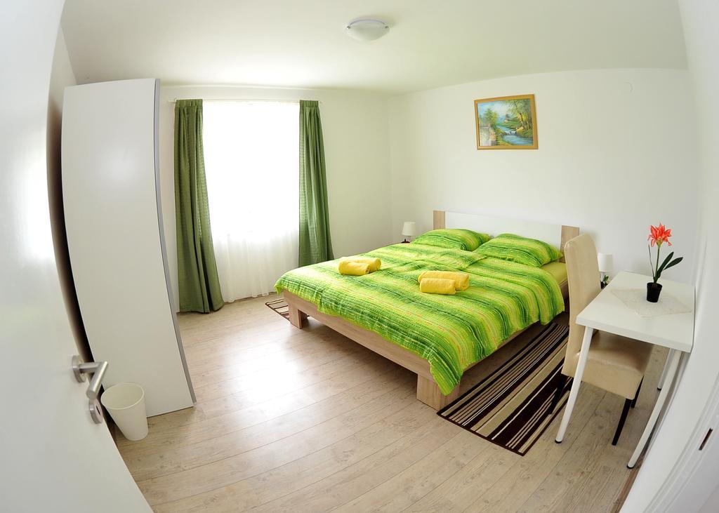 Apartments Zugec Selište Drežničko Habitación foto